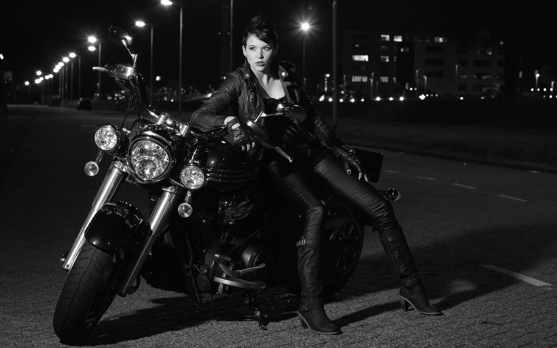 Photo Beautiful girls and motorcycles in Milwaukee